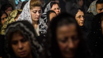 Fedeli cristiani in preghiera in Siria (LaPresse)