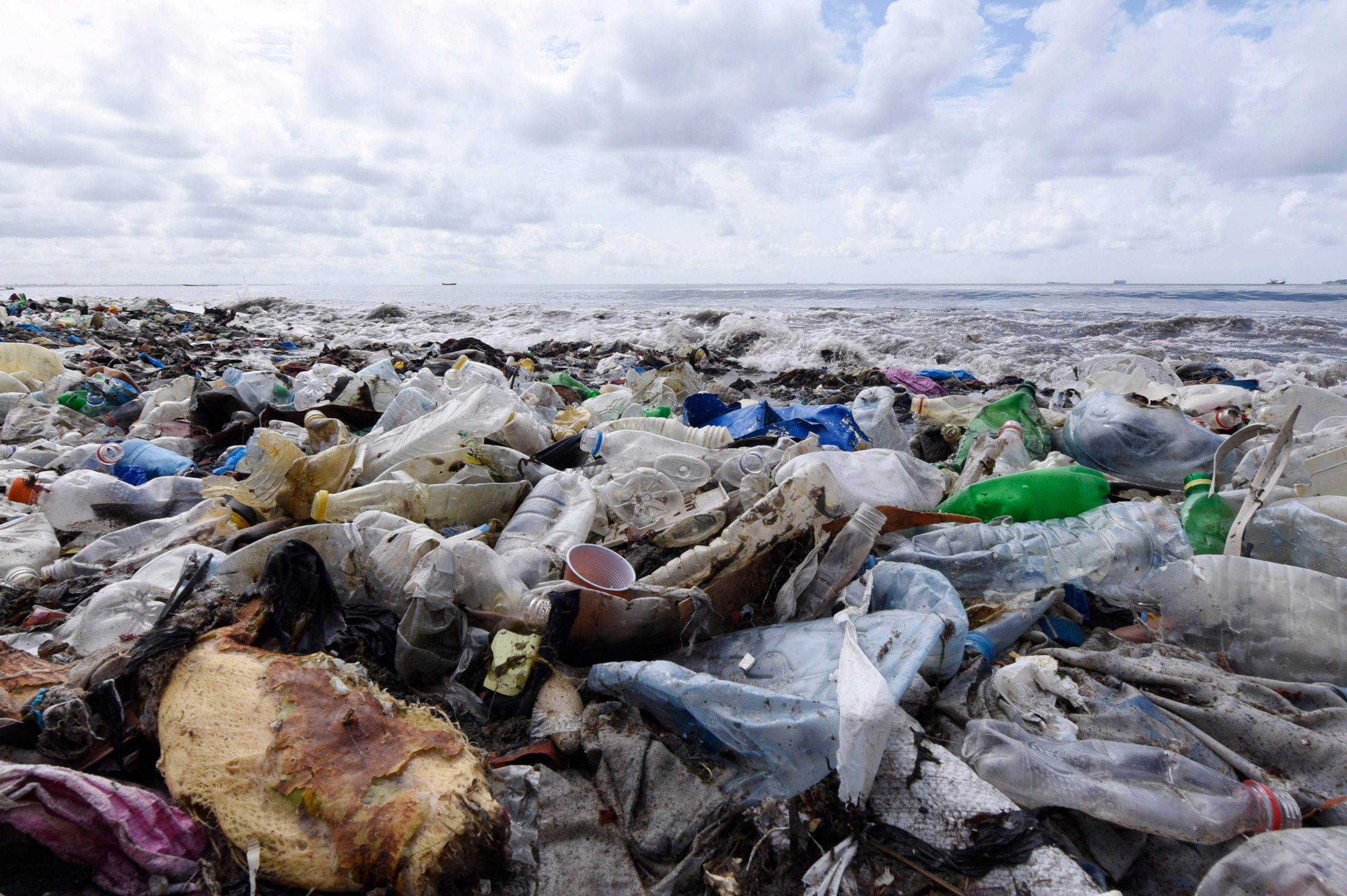 Accumuli di plastica a Bao Beach, non lontano da Dakar (LaPresse)