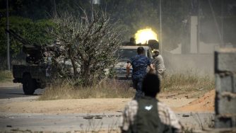 Libia, continuano gli scontri tra il generale Khalifa Haftar e le truppe governative (LaPresse)