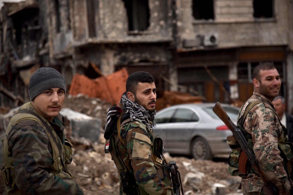 Soldati legati a Bashar al Assad presidiano la città di Aleppo (LaPresse)