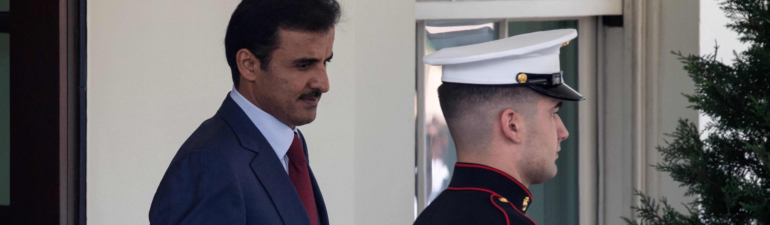 L'emiro del Qatar Tamim bin Hamad al-Thani mentre lascia la Casa Bianca (LaPresse)