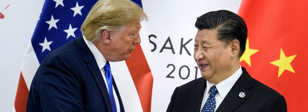 Donald Trump e Xi Jinping si stringono la mano al vertice di Osaka il 29 giugno 2019 (LaPresse)