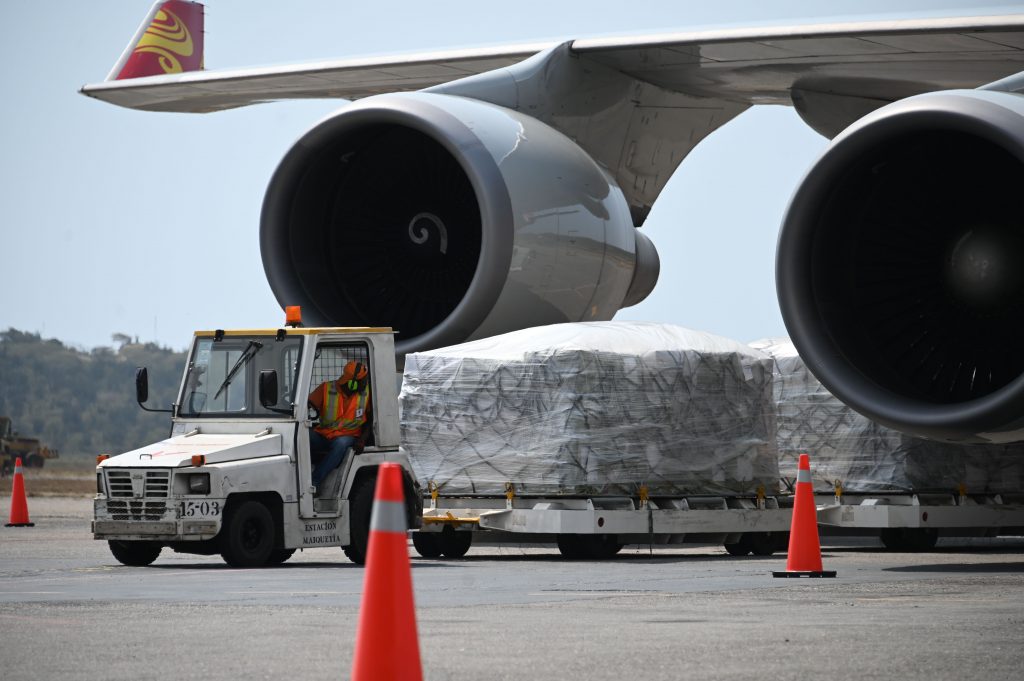 Un Boeing 747 cinese è atterrato in Venezuela per portare aiuti e medicine alla popolazione (LaPresse)