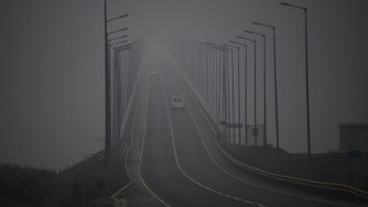 Il ponte sul fiume Angara coperto dalla cenere degli incendi che stanno colpendo la Russia (LaPresse)