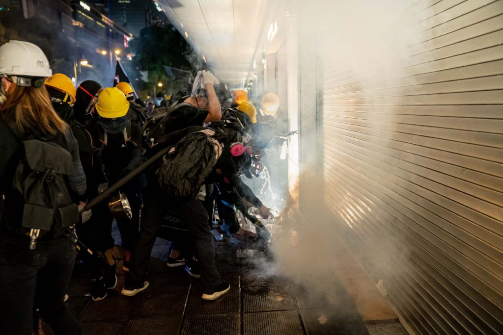 I manifestanti di Hong Kong avvolti nei gas lacrimogeni (LaPresse)