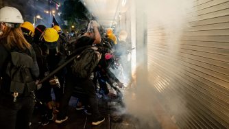 I manifestanti di Hong Kong avvolti nei gas lacrimogeni (LaPresse)