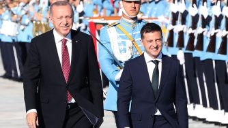Il presidente ucraino Volodymyr Zelensky incontra l'omologo turco Recep Tayyip Erdogan ad Ankara (LaPresse)