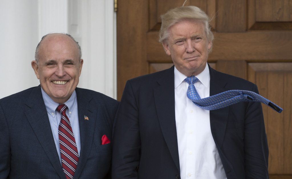 L'ex sindaco di New York Rudolph (Rudy) Giuliani con il presidente Donald Trump in New Jersey in una foto scattata il 20 novembre del 2016 (Don Emmert/Afp via LaPresse)