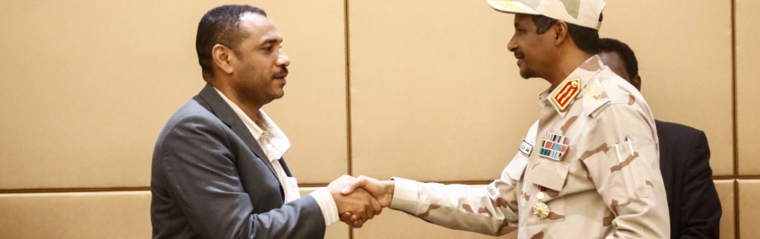 Il generale Mohamed Hamdan Daglo stringe la mano al leader delle proteste sudanesi Ahmed Rabie (LaPresse)