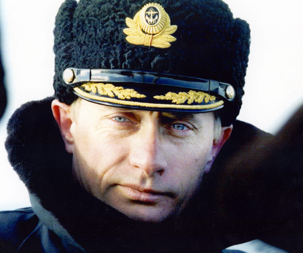 Il presidente russo Vladimir Putin mentre indossa un copricapo della Marina (LaPresse)