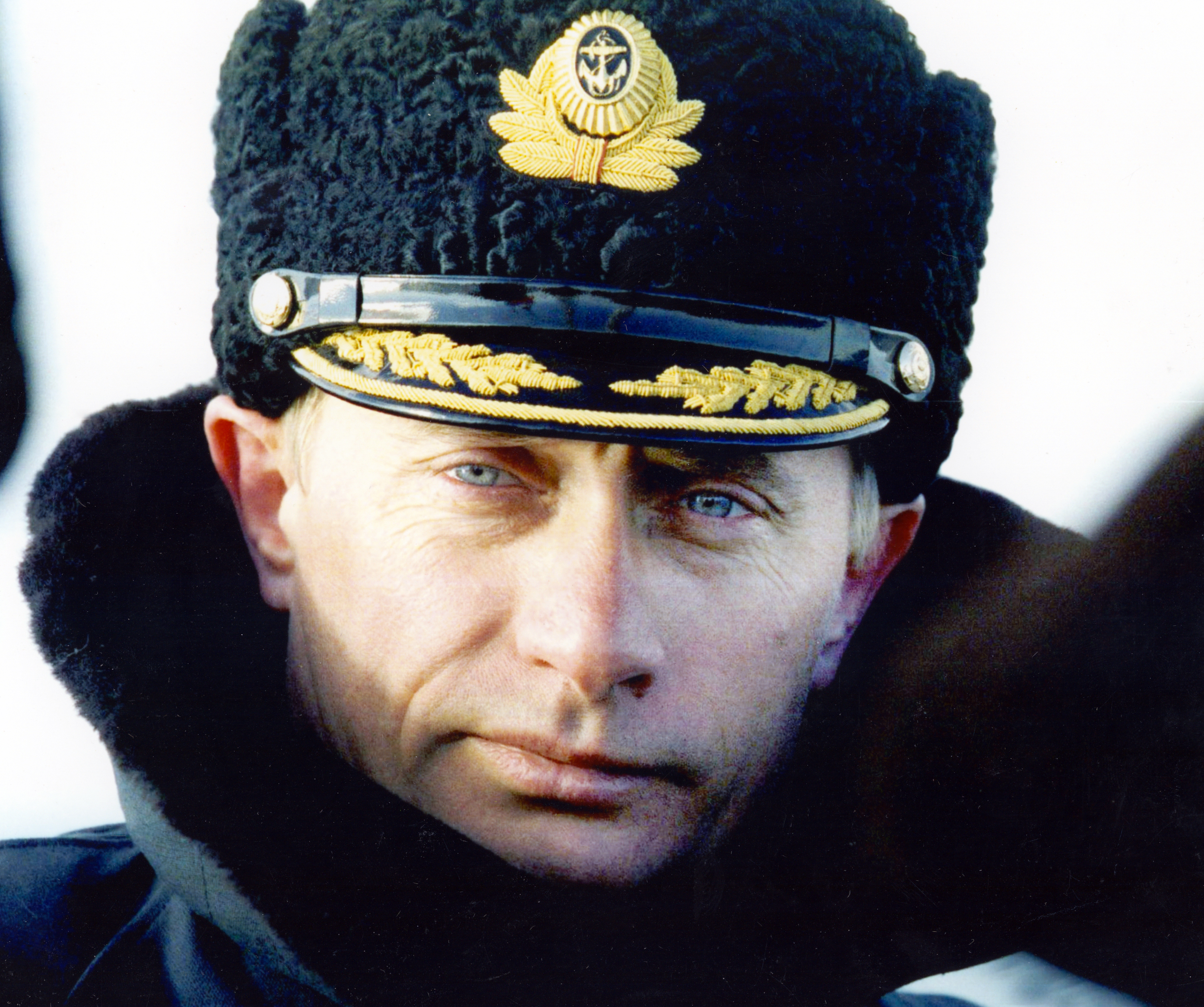 Il presidente russo Vladimir Putin mentre indossa un copricapo della Marina (LaPresse)