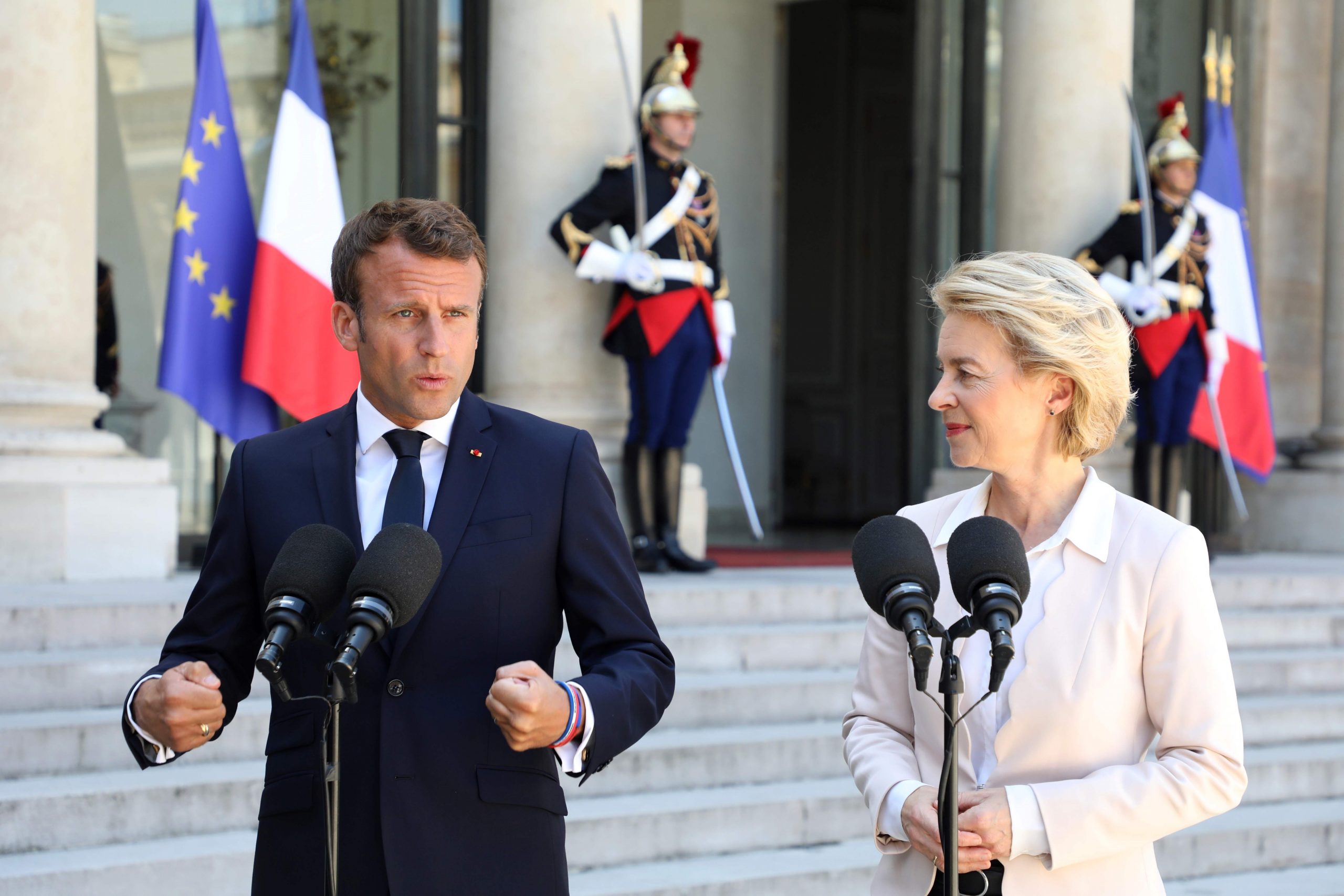 Emmanuel Macron riceve Ursula von der Leyen all'Eliseo (LaPresse)