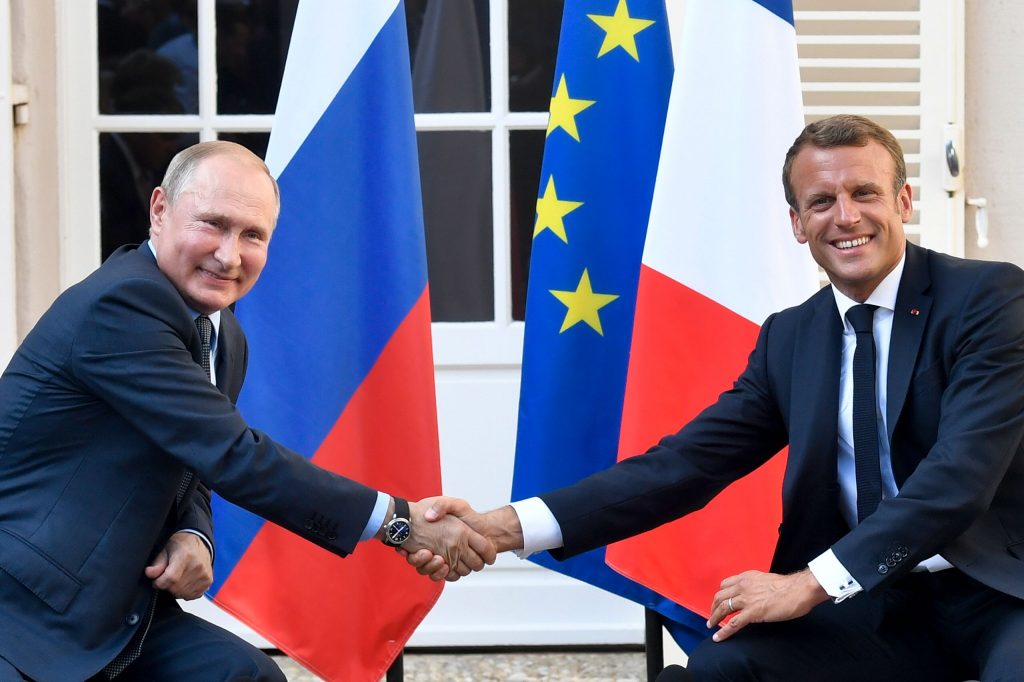 Francia, Emmanuel Macron riceve il presidente russo Vladimir Putin (LaPresse)