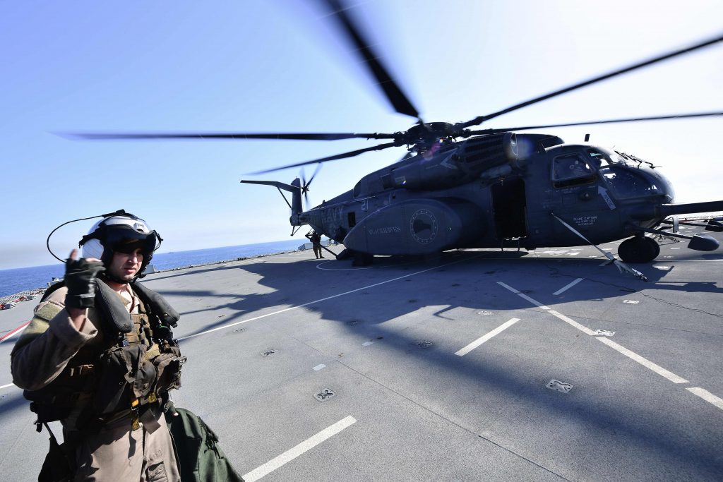 Un MH-53 su una nave britannica (LaPresse)