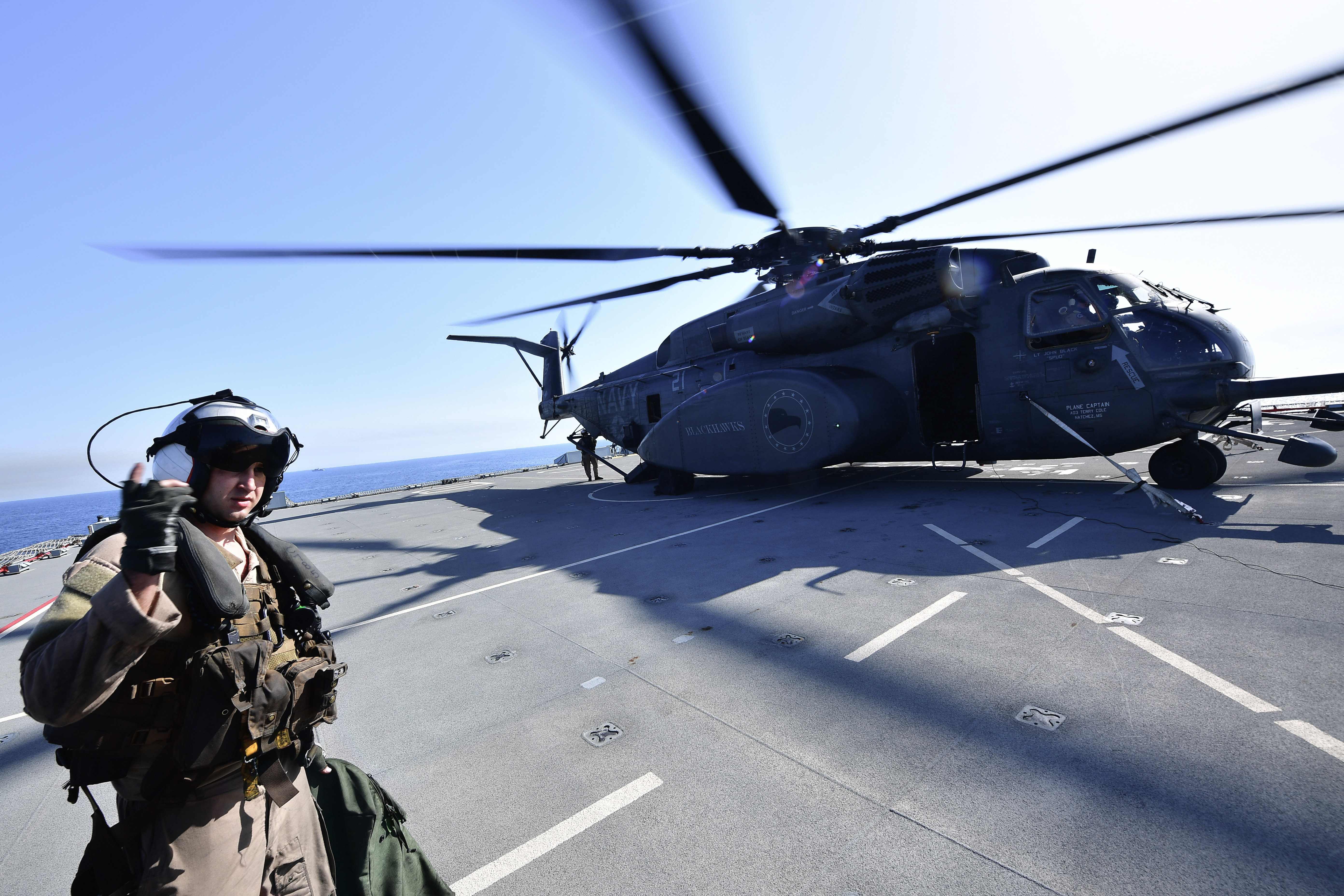 Un MH-53 su una nave britannica (LaPresse)