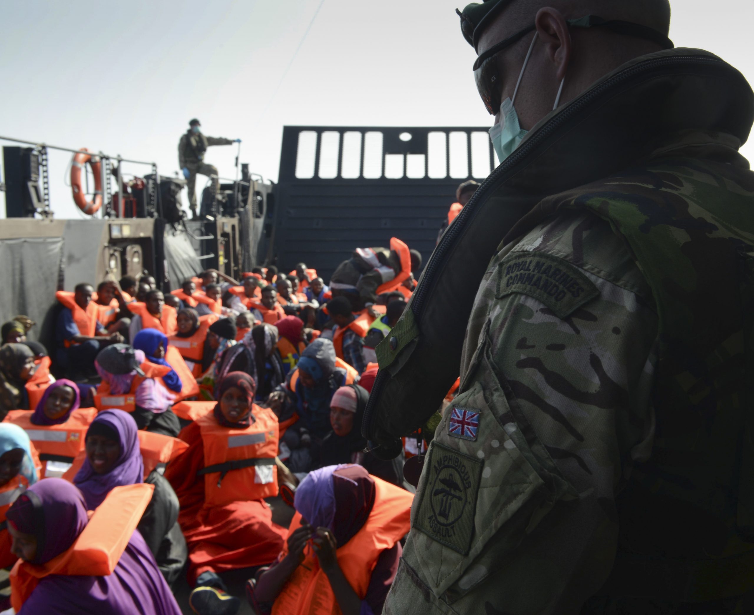 La Marina britannica salva i migranti nel Mediterraneo (LaPresse)