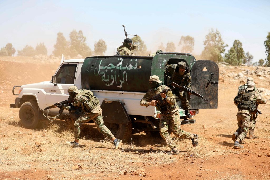 Alcuni membri di Hayat Tharir al Sham, la branca siriana di Al Qaeda, si addestrano a Idlib, nel nord della Siria (LaPresse)