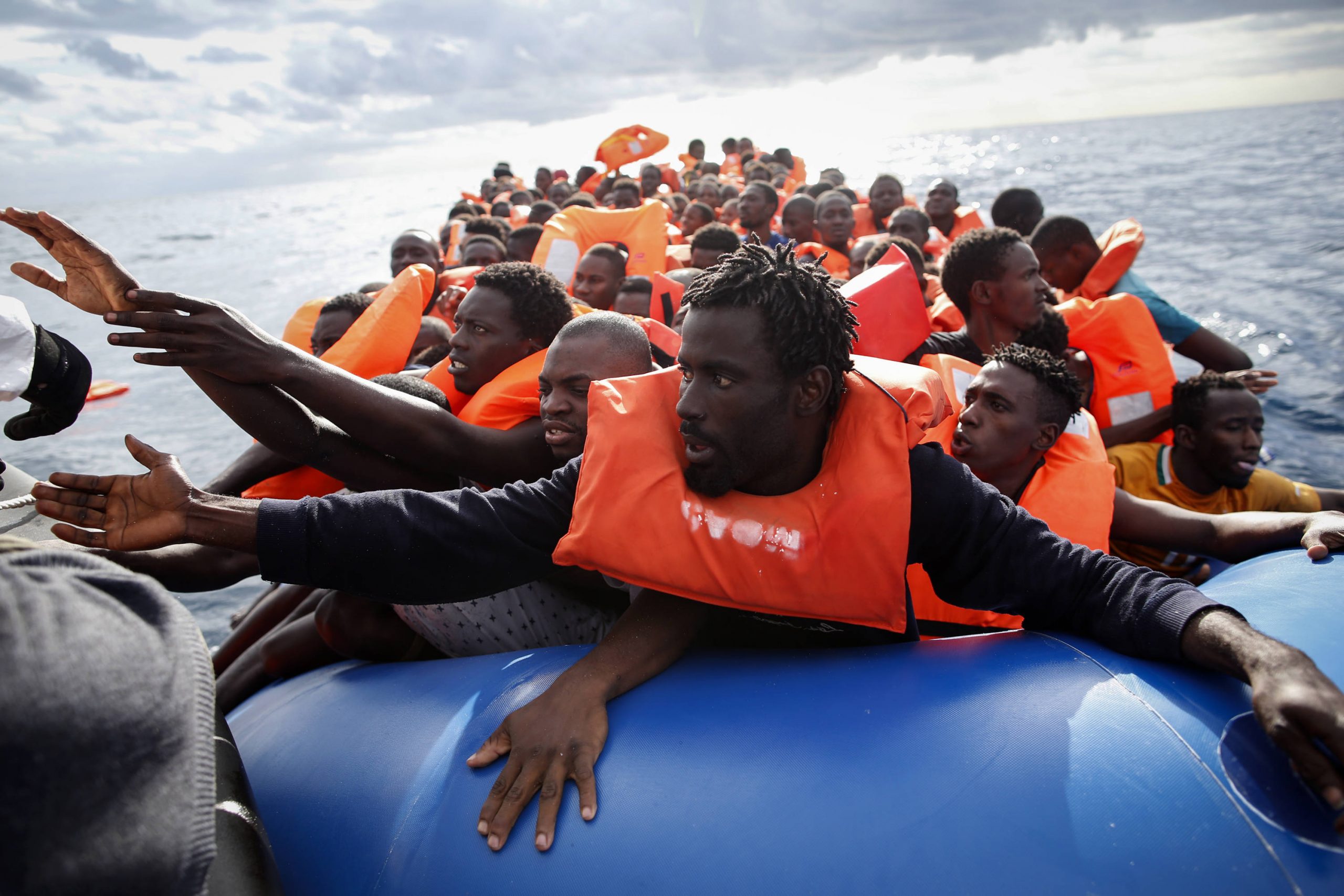 Migranti salvati nel Mediterraneo (LaPresse)