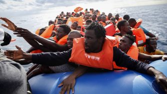 Migranti salvati nel Mediterraneo (LaPresse)