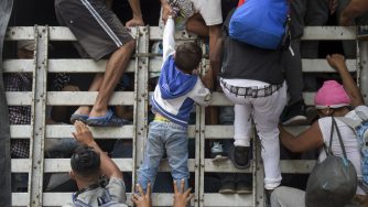 I migranti venezuelani si dirigono verso la Colombia (LaPresse)