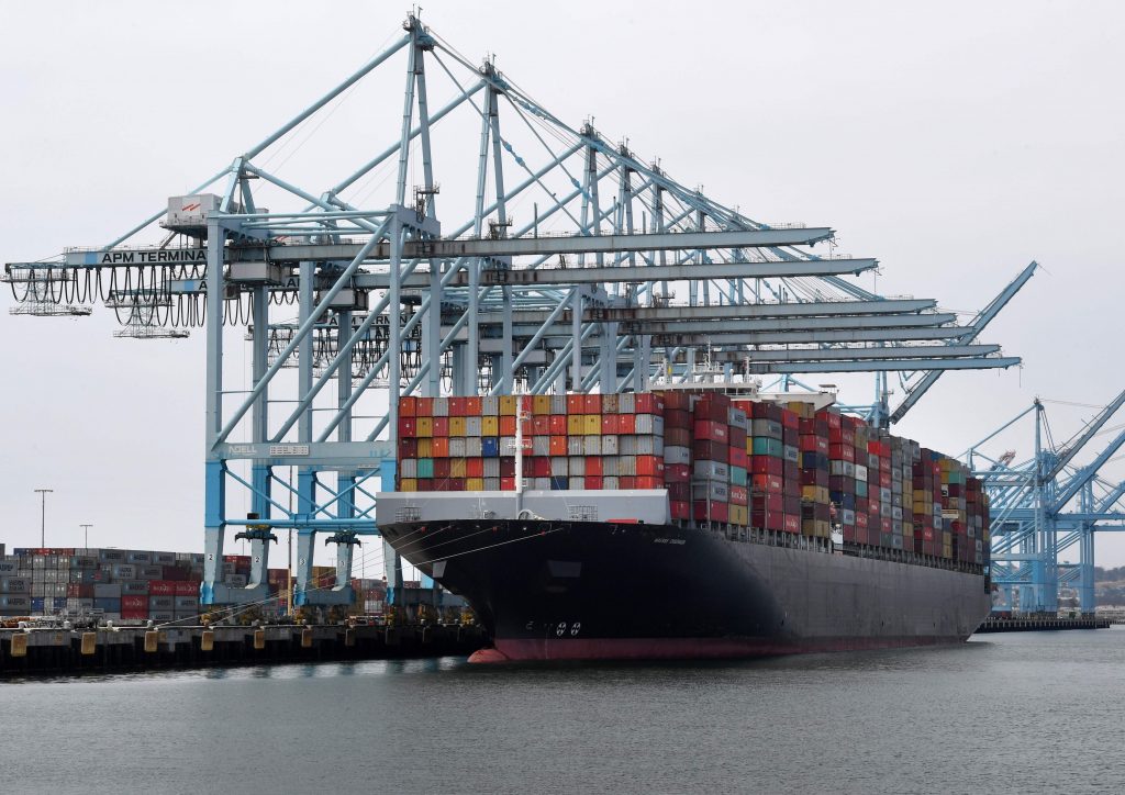 Una nave portacontainer nel porto di Los Angeles (LaPresse)