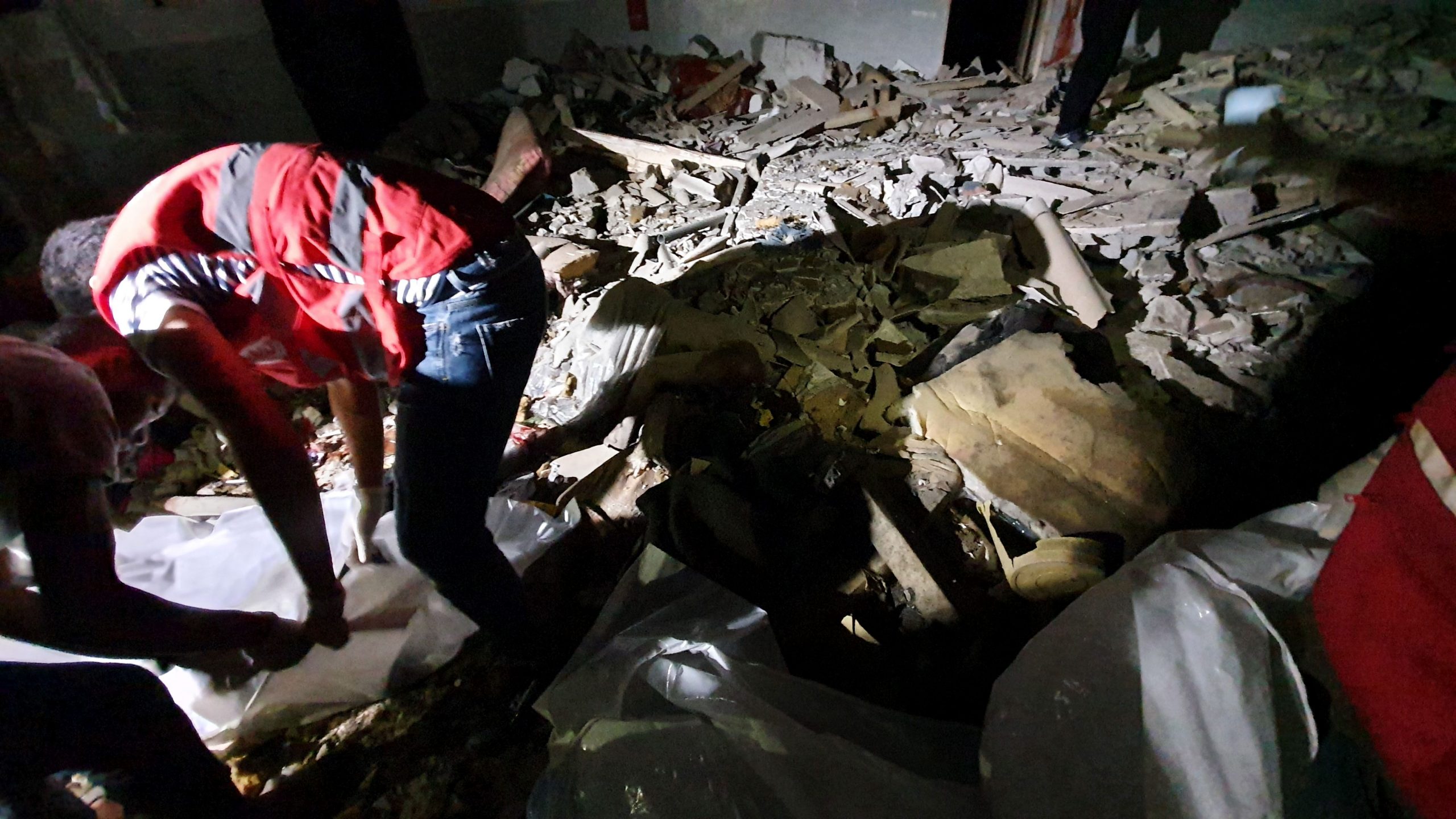 Libia, bombardato centro detenzione migranti a Tripoli (LaPresse)