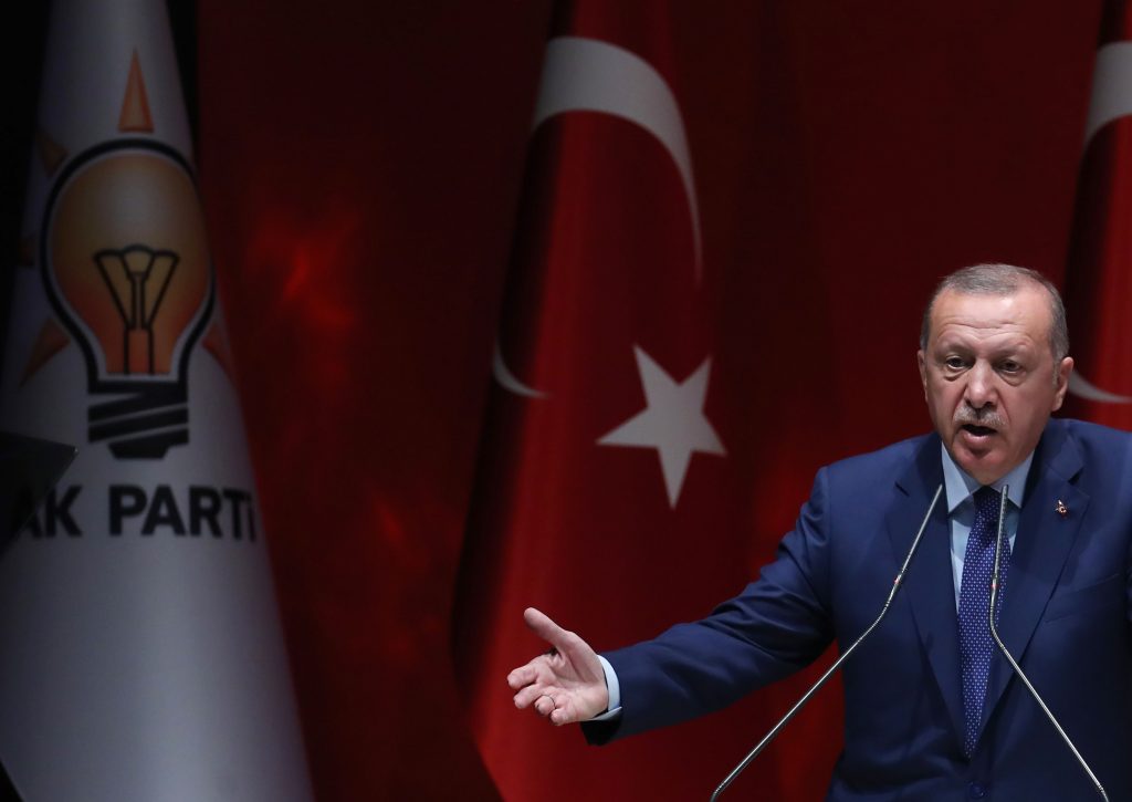 Il presidente turco Recep Tayyip Erdogan a un comizio dell'Akp (LaPresse)