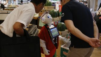 Il Giappone sta puntando sempre di più sui robot per mettere un freno alla crisi demografica che sta piegando il Paese (LaPresse)