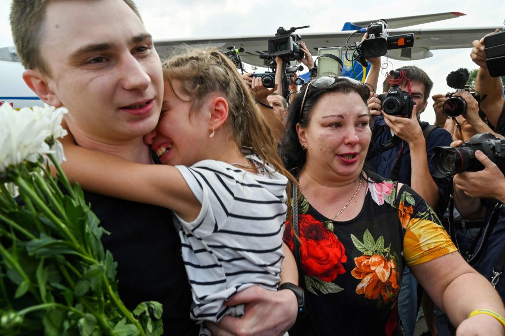 Lo storico scambio di prigionieri tra Russia e Ucraina (LaPresse)