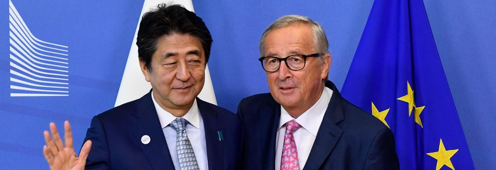 Shinzo Abe e Jean Claude Juncker (LaPresse)