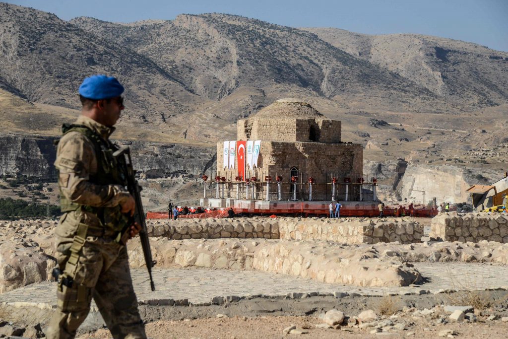 Soldati turchi a Hasankeyf (LaPresse)