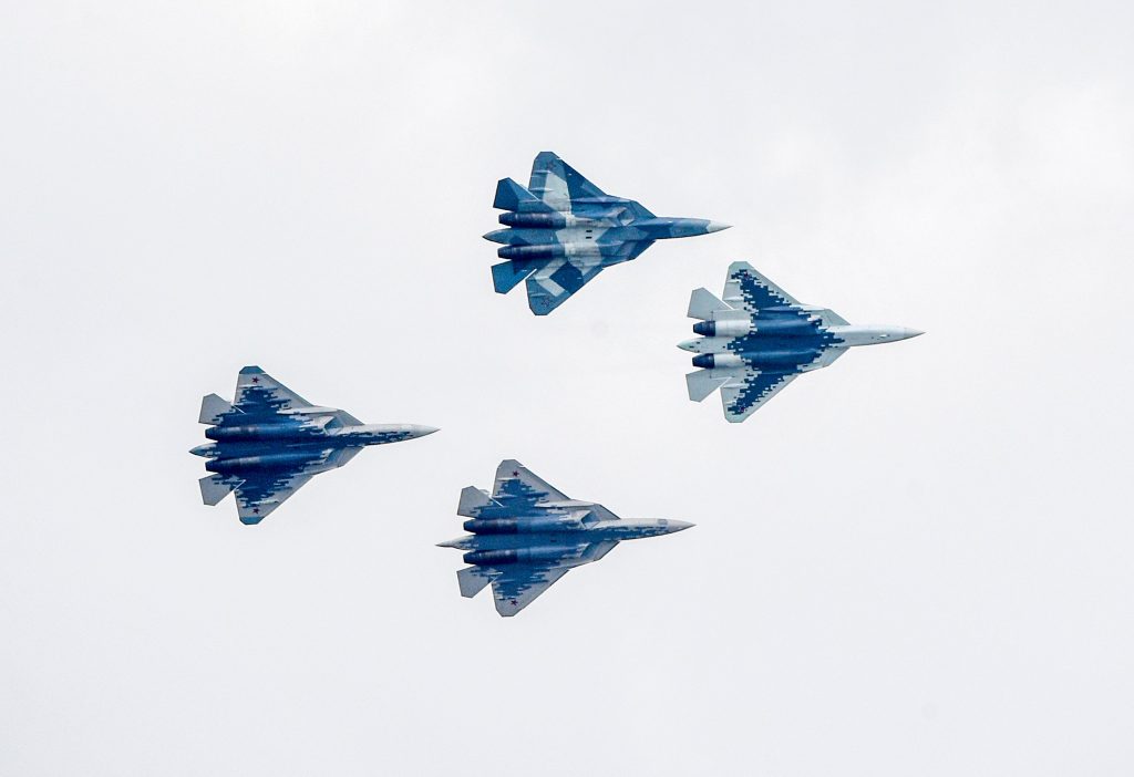 Un caccia di quinta generazione Sukhoi Su-57 apre il Maks 2019 (LaPresse)
