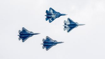 Un caccia di quinta generazione Sukhoi Su-57 apre il Maks 2019 (LaPresse)