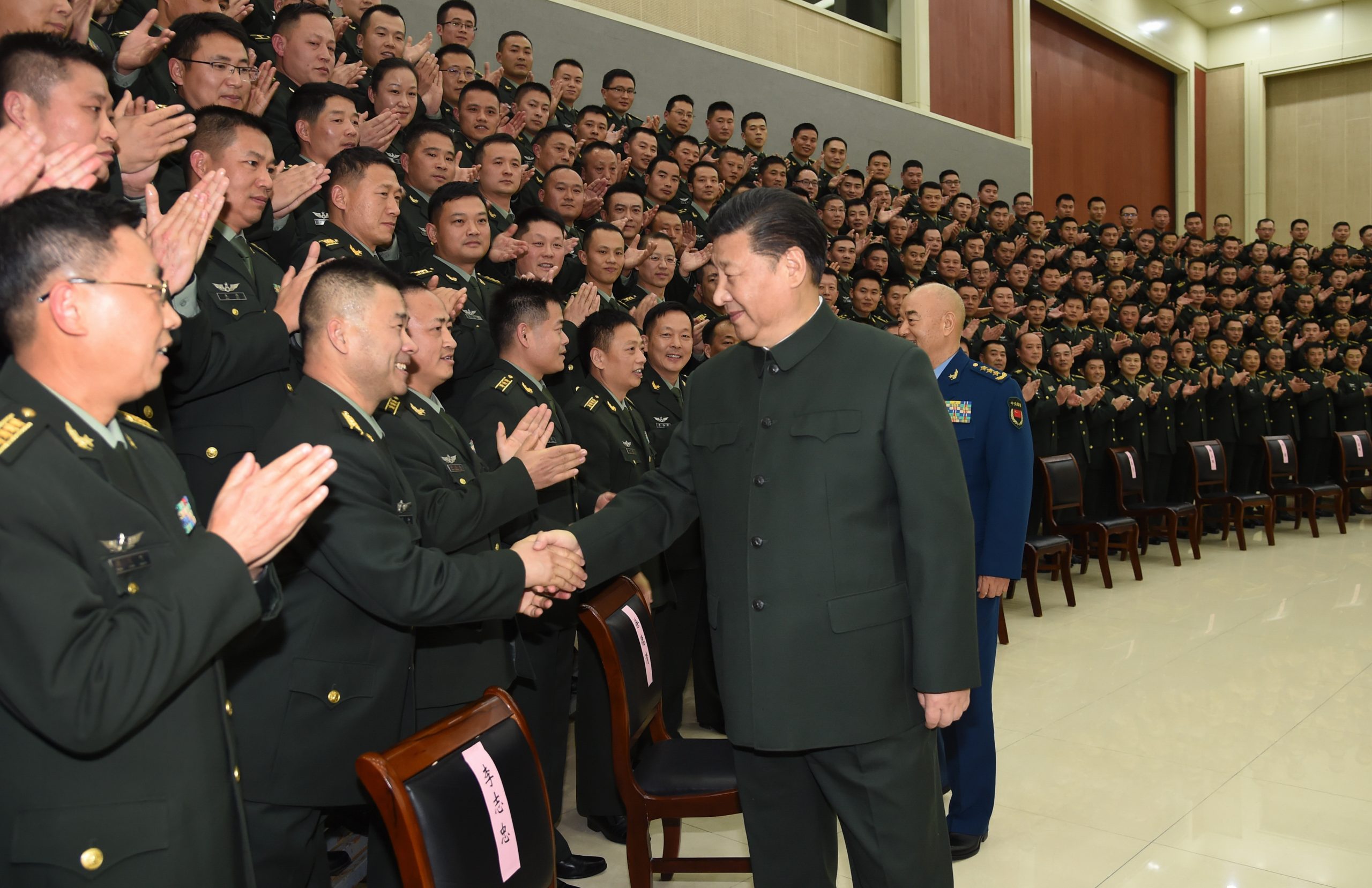 Xi Jinping passa in rassegna l'esercito (LaPresse)