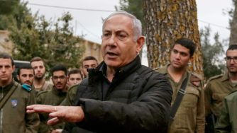 Benjamin Netanyahu passa in rassegna le forze armate israeliane (LaPresse)