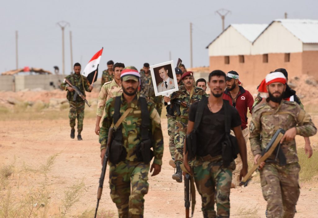 Combattenti governativi nella base di Tabqa (LaPresse)