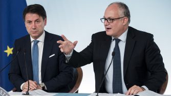 Giuseppe Conte e Roberto Gualtieri (LaPresse)