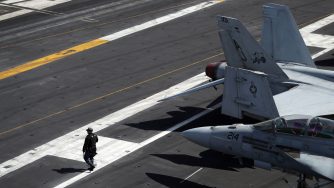 La portaerei USS George Bush ancorata al largo di Portsmouth (LaPresse)