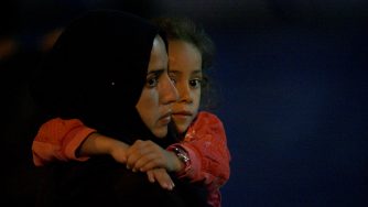 Migranti siriani al Pireo, in Grecia (LaPresse)