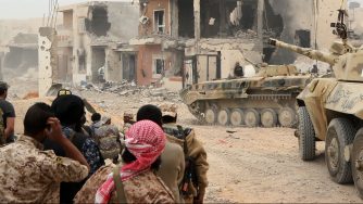 Milizie si Fayez al Sarraj combattono contro lo Stato islamico a Sirte (LaPresse)