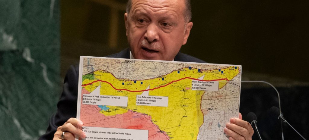 Recep Tayyip Erdogan con in mano una cartina della Siria (LaPresse)