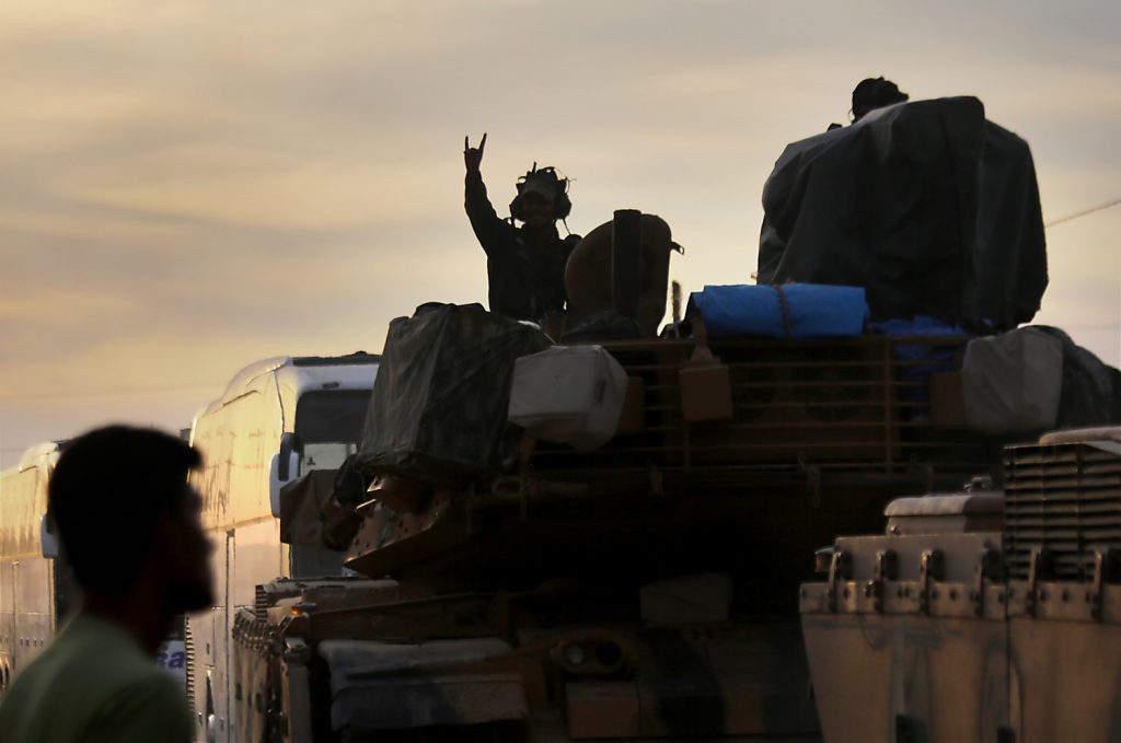 Soldati turchi a Akcakale lungo il confine siriano (LaPresse)