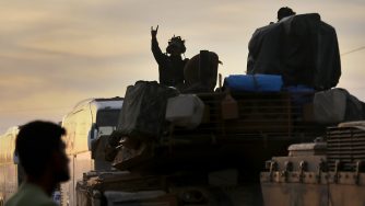 Soldati turchi a Akcakale lungo il confine siriano (LaPresse)