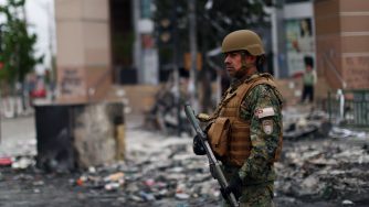 Un soldato nelle vie distrutte del Cile (LaPresse)