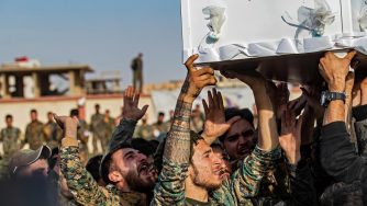 Il funerale di un combattente curdo (LaPresse)