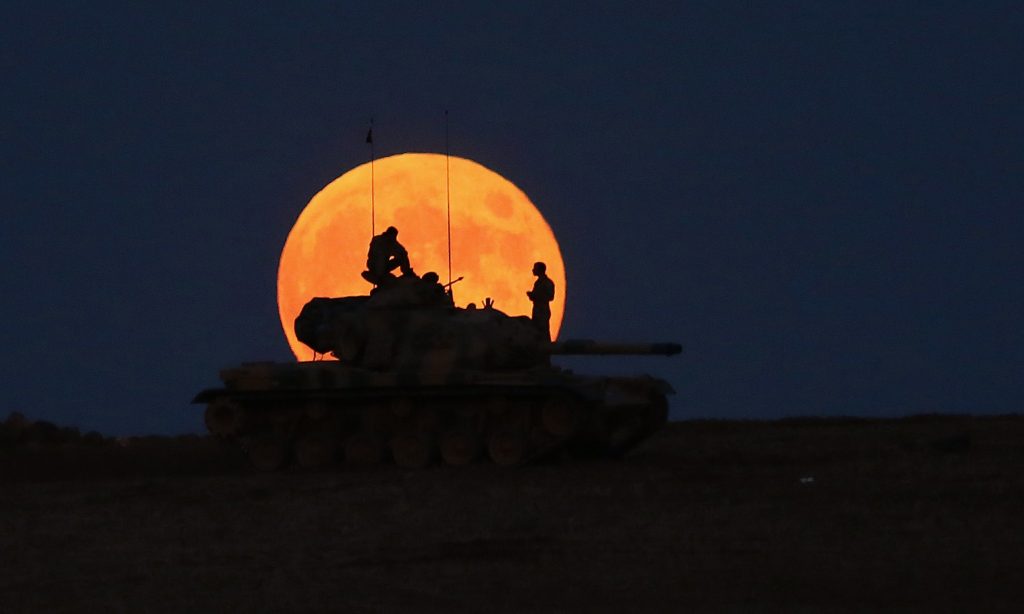 L'esercito di Ankara al confine tra Siria e Turchia (LaPresse)