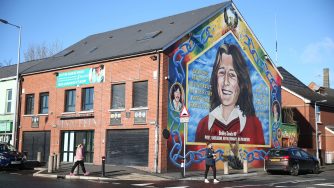 Un murales che raffigura Bobby Sands in Irlanda del Nord (LaPresse)