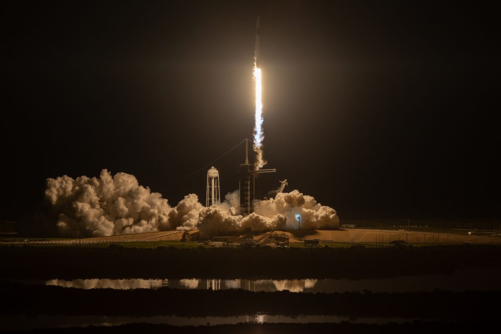 Spazio, il primo volo senza equipaggio della navetta di SpaceX (LaPresse)