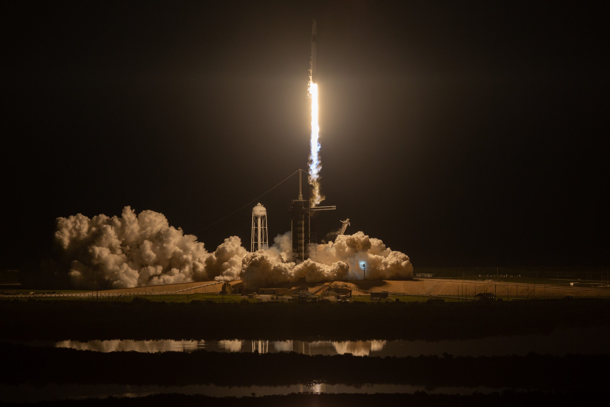 Spazio, il primo volo senza equipaggio della navetta di SpaceX (LaPresse)