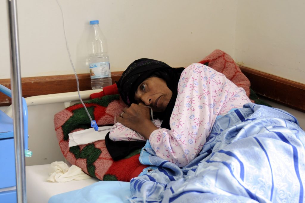Una donna colpita dal colera in Yemen (LaPresse)
